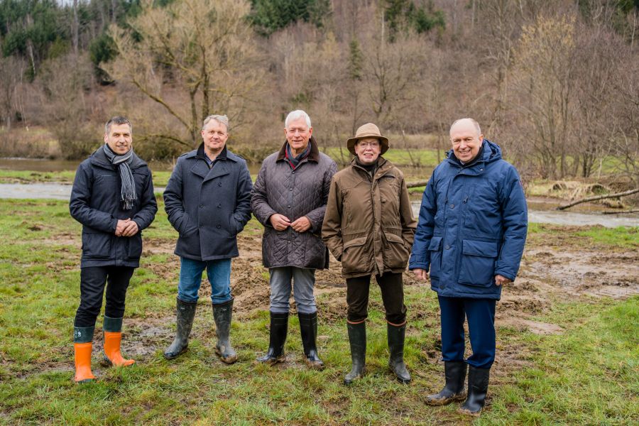Die Natur hat ihren angestammten Raum zurückerhalten – feierten gemeinsam die Einweihung (v.l.) Bürgermeister Burkhardt Schwuchow, WOL-Geschäftsführer Volker Karthaus, Eckhard Uhlenberg (NRW-Stiftung), Regierungspräsidentin Marianne Thomann-Stahl und Landrat Christoph Rüther.  Bildnachweis: Kreis Paderborn /www.thorsten-hennig-fotografie.de